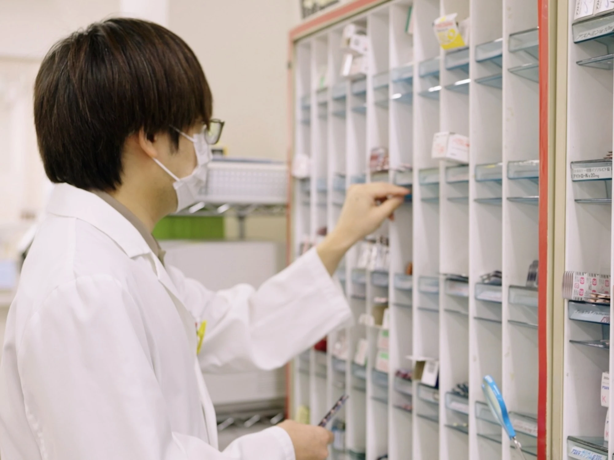 薬を探す薬剤師