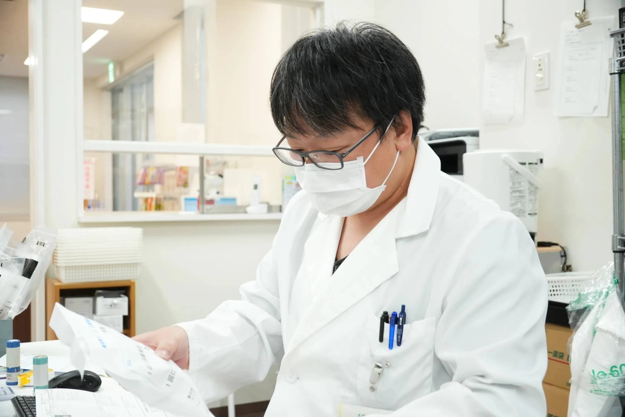 薬の提案をする女性スタッフ